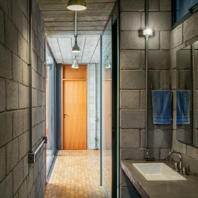 一個(gè)有室內(nèi)庭院的兩層小住宅，讓你感受中庭庭院的美